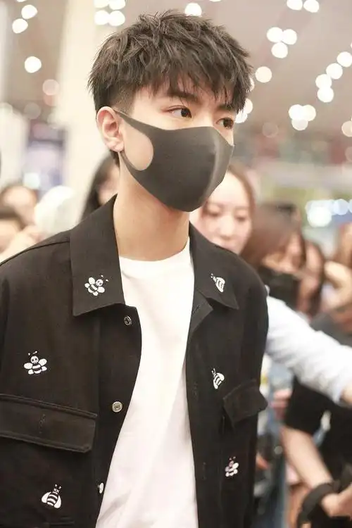 原创王俊凯帅得撩人一身简约黑白装难掩好气质新发型更加分了