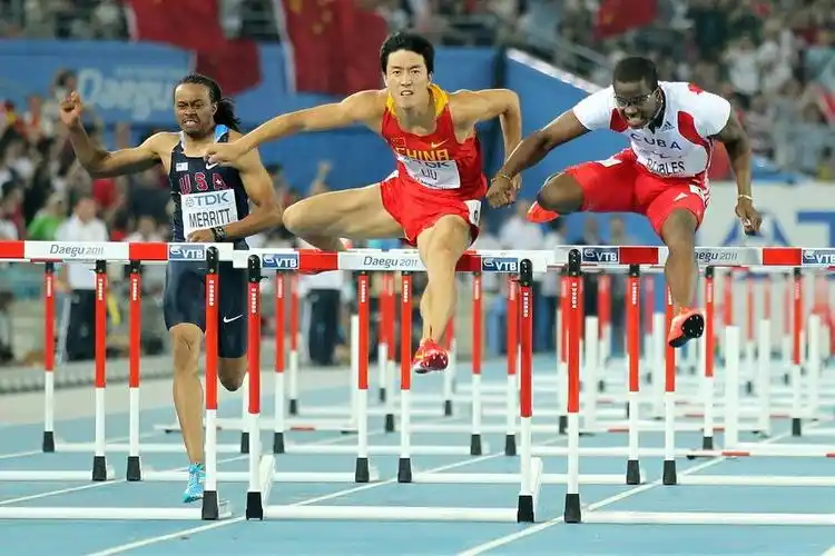 刘翔110米栏本来有夺冠机会罗伯斯110米栏打手犯规冠军遭取消12