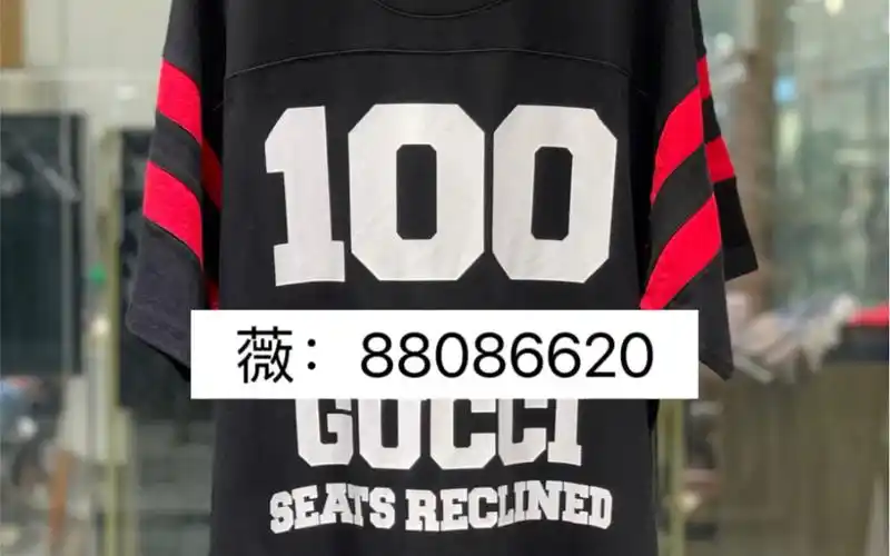 采用运动棒球风设计短袖t恤 匠心装饰品牌创作总监的100周年纪念数字