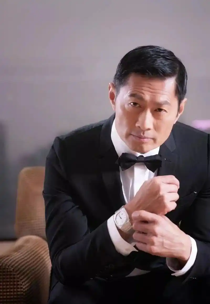 越老越有型57岁前tvb男星黄德斌重回观众视野40岁才有代表作