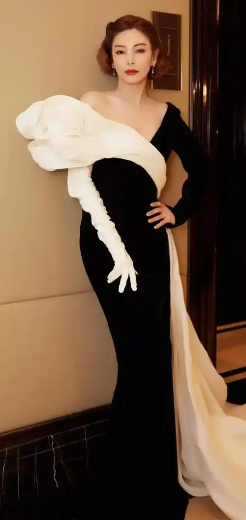 尧明#穿不同的衣服,会有不一样的美妙感觉_黑色_张雨绮_连衣裙