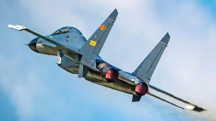 加力全开的歼11bs战斗机