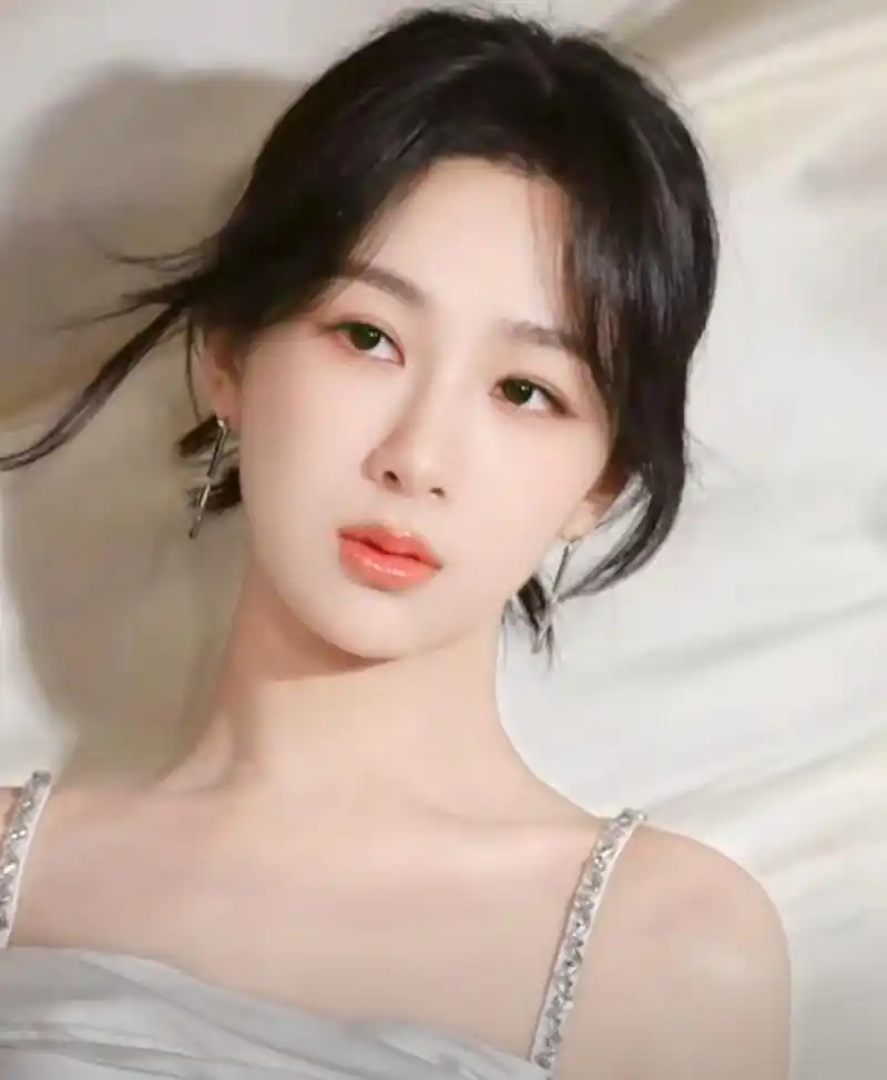 杨紫又官宣新代言,知名品牌大片拍得松弛感十足,八字刘海修饰脸型显