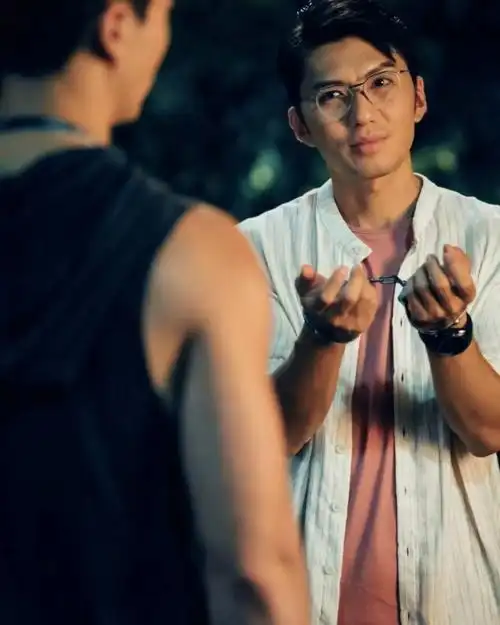 袁伟豪在剧中饰演韦医生,佩戴的眼镜是美国纽约品牌dita dtx131.
