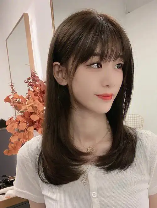 可甜可甜的发型2021发型中长发锁骨发显白发色发型法式刘海黑茶色