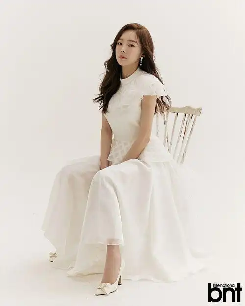 采访演员金泰希最新画报公开优雅干练显多彩魅力