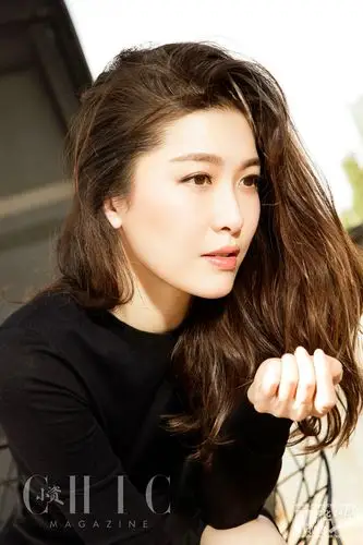 周丽淇最新写真曝光 帅性搭配演绎纯色时尚