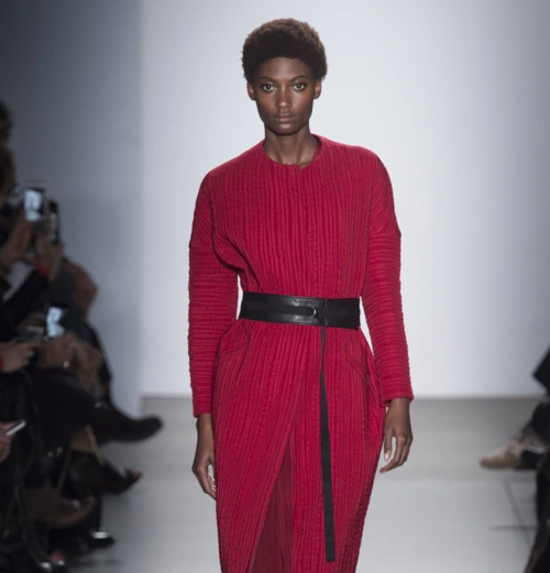 红色衣服上有黑色腰带,只需低调搭配,就能够得到满分潮味的造型