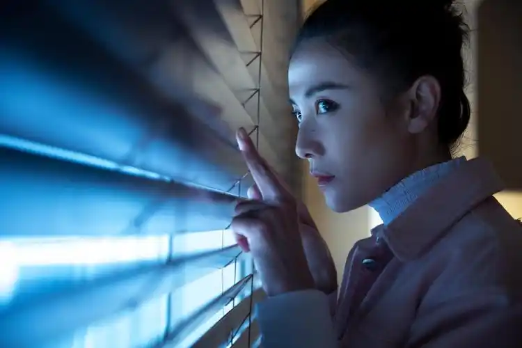 宋佳时尚写真曝光 光影下定格多变灵动