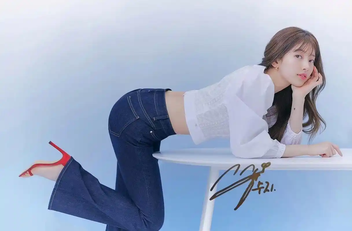 裴秀智性感牛仔裤写真,这肥美的臀部谁看了会不爱呢?