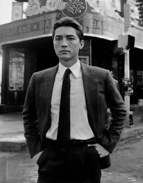 尊龙:一个有贵气感的人是什么样的?_体态_气质_身材