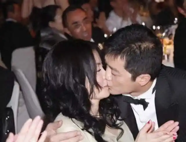 李亚鹏热吻王菲当然了,不得不说李亚鹏在情场可谓是相当得意,桃花运