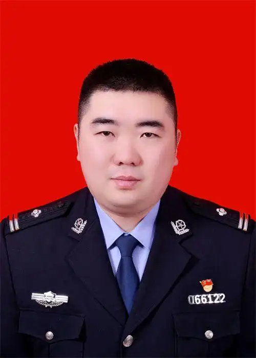 三级警督警衔,现任绥德县公安局千狮桥派出所副所长,被省公安厅表彰为