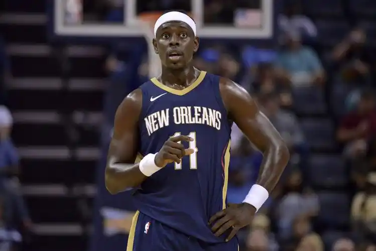 jrue holiday关键时刻防守演出,鹈鹕以97比95力克拓荒者.