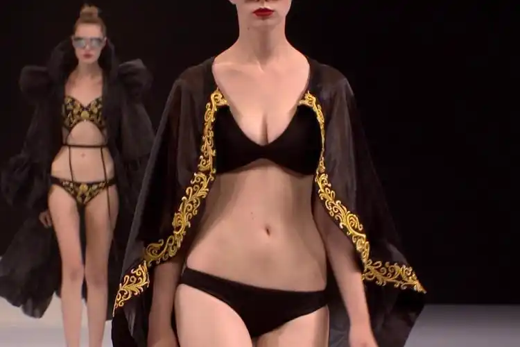 美女身穿比基尼太诱人!今晚注定是个不眠夜