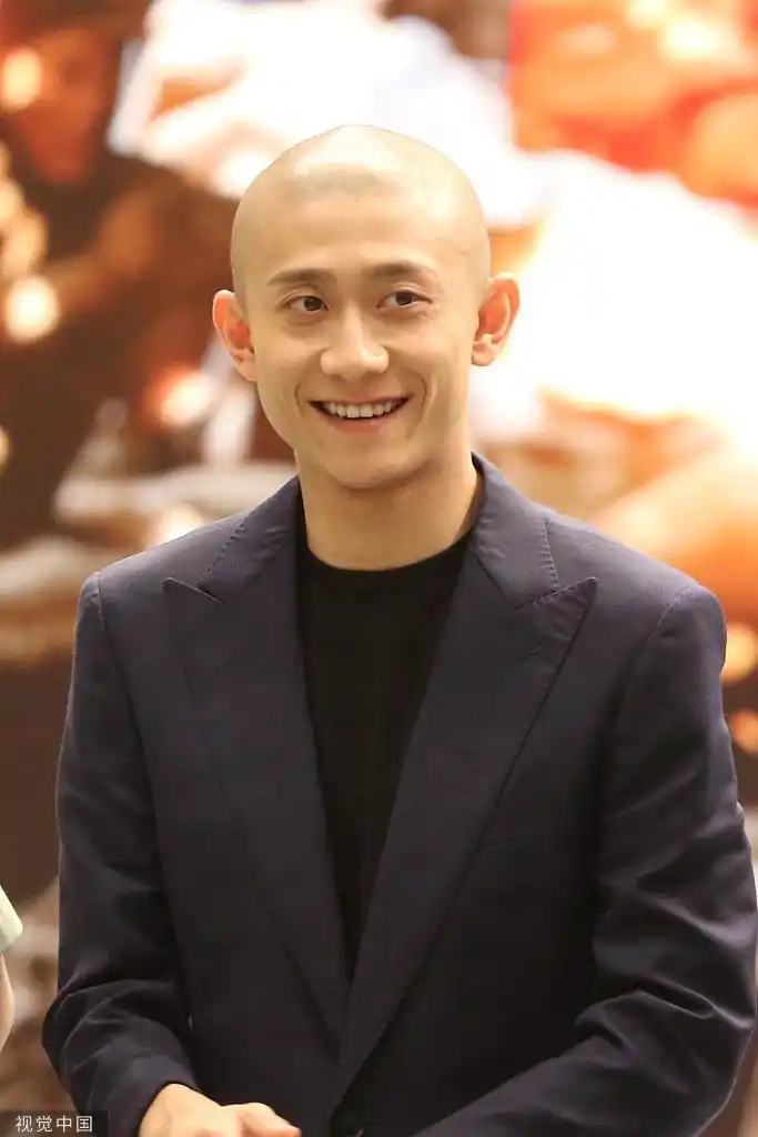 组图:张一山凭一己之力再度贡献表情包 光头造型自带光效