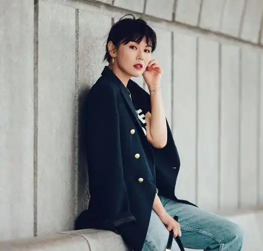 原创突发香港知名女歌手何嘉莉自曝光一家五口陆续确诊被大女儿传染