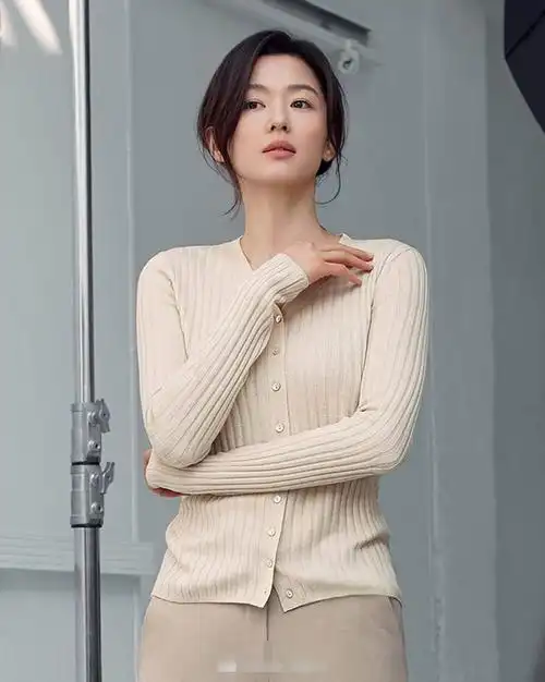 原创38岁全智贤拍摄最新画报,穿针织衫一展女人味,美回"千颂伊"