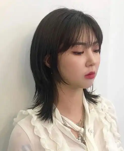 披肩长度的发型几乎可以说是常青款,不限制脸型,通过调节脸周的碎发