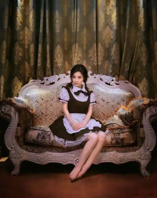 当红女主播化身光脚娇羞小厨娘