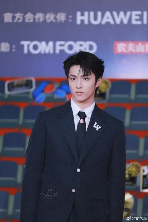 弟弟今天穿上西装,是独当一面的演员刘耀文!#微博电影之夜