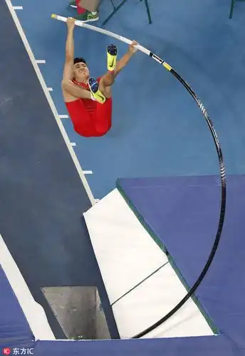 男子撑杆跳:薛长锐5米7 排名第4晋级