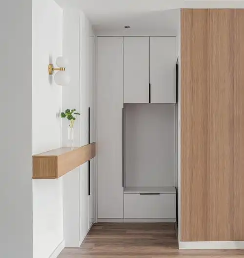 利用现场原有凹下去的墙体造型,将柜子嵌入进去,完美的增大了空间的