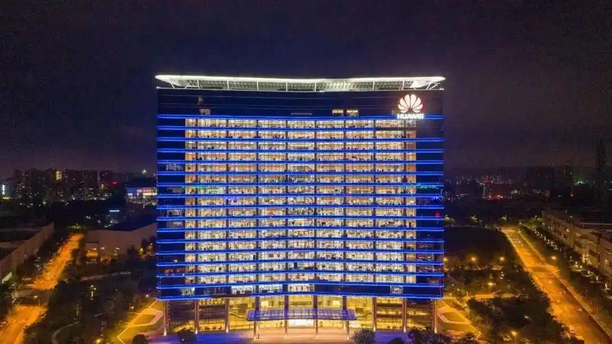 华为溪流背坡村依照松山湖的自然地型建造是一个集高科技公司"办公楼