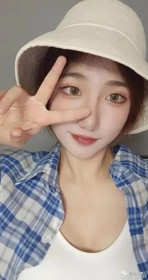 20岁"学妹"自拍照太撩人,网友都想跟她做同桌.