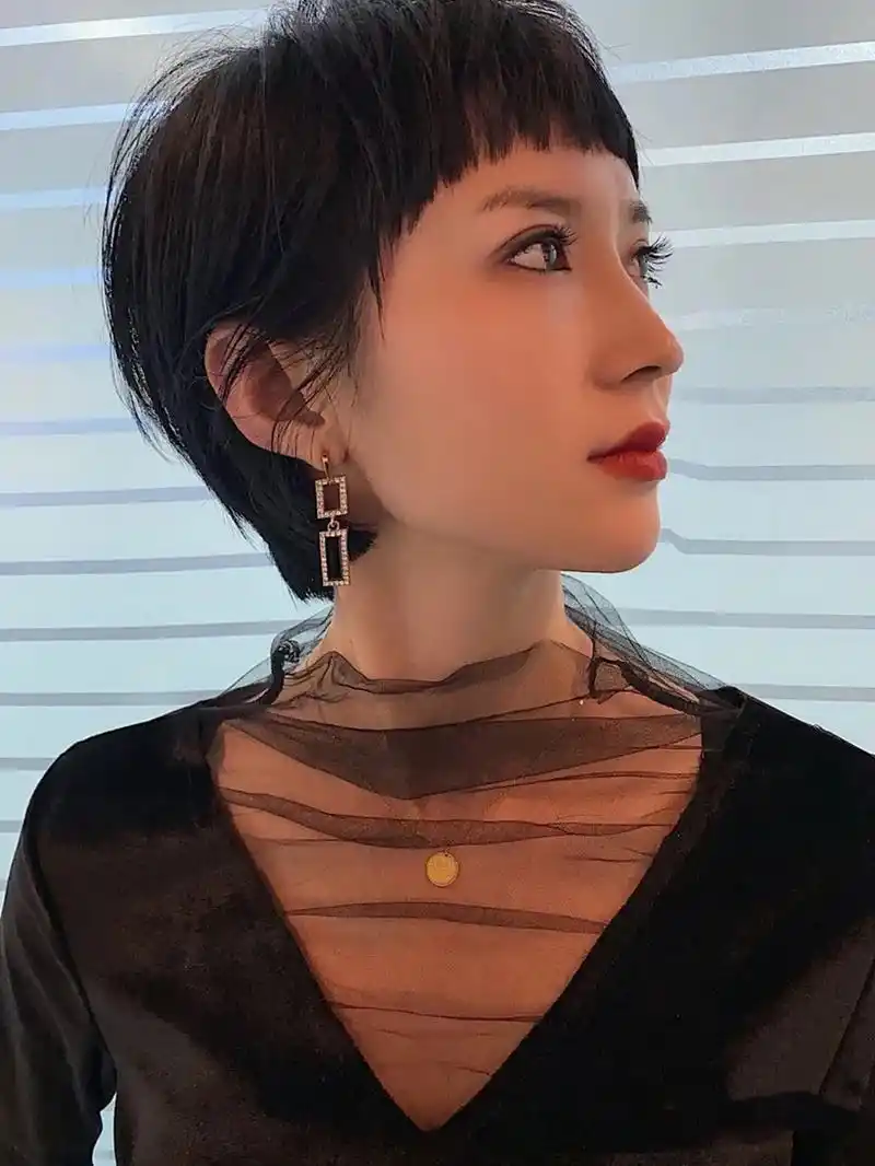 第一爆款应该是韩式 超短发, 〃风格百变,韩式超短发的特点都是有刘海