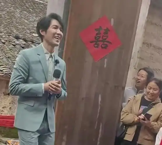 4月26日,有网友晒出了一段偶遇钟汉良录节目的视频,视频里的钟汉良