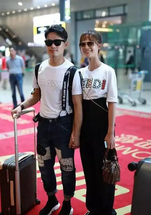 蓝盈莹携手男友机场撒狗粮,路人被甜齁了!