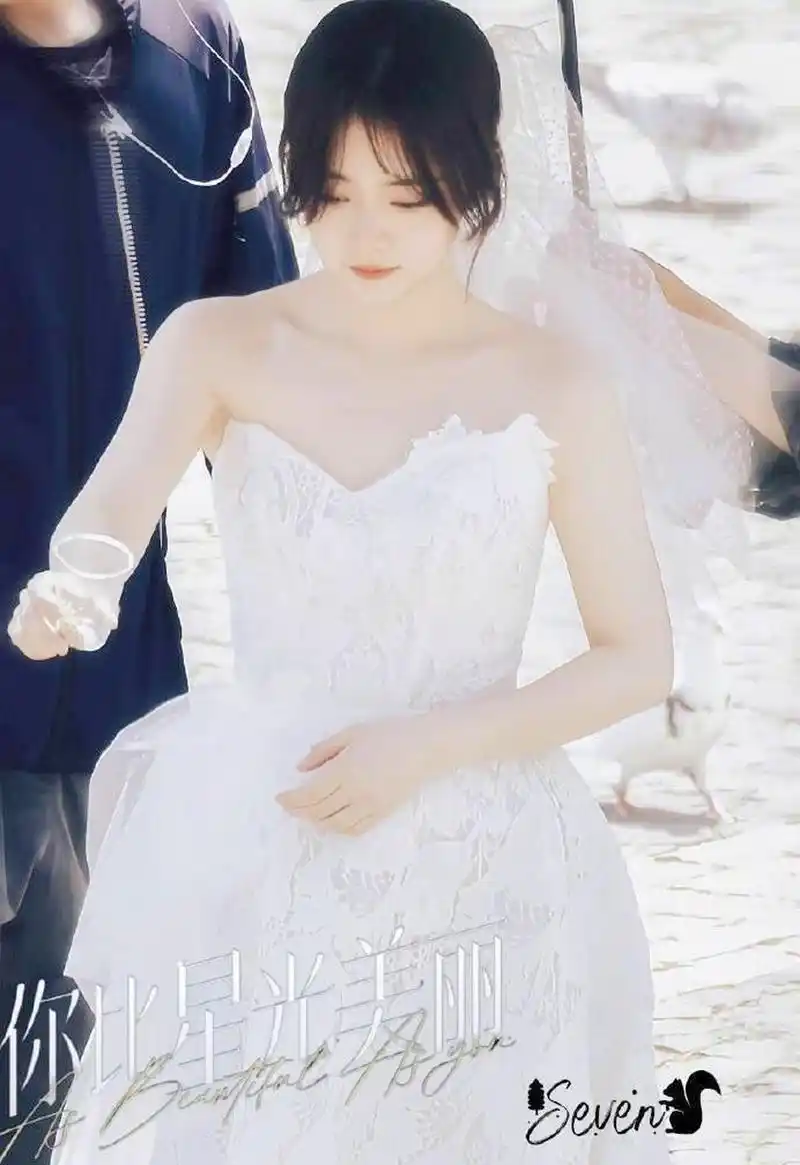 谭松韵嫁路透社,穿婚纱好美