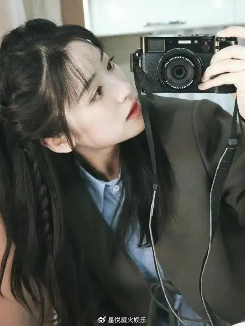 这组照片是沈月在日常生活中拍摄的,没有刻意的装扮和妆容,展现了她最