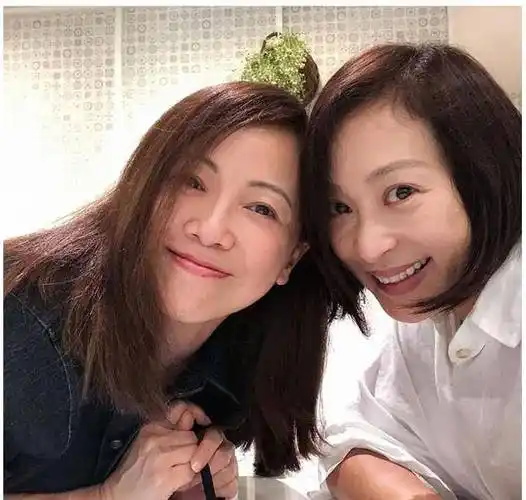 邓萃雯凌晨晒与黎美娴同框,透露两人曾互看对方不顺眼_合作_同学_什么