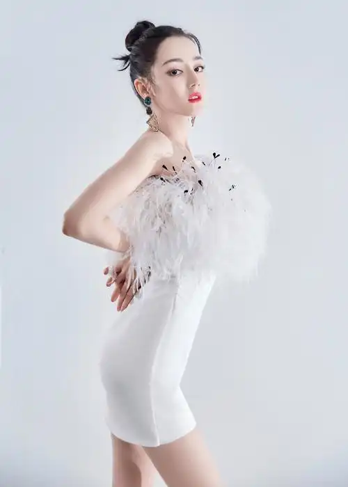 迪丽热巴白色短裙性感写真图片