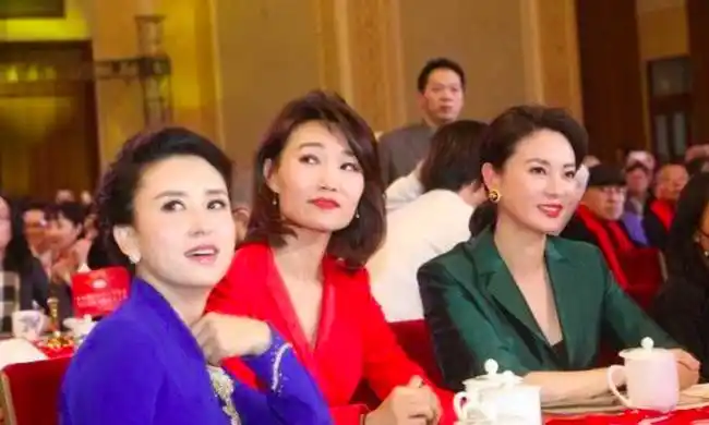 41岁主持李梓萌近照台上台下差别大好像张曼玉