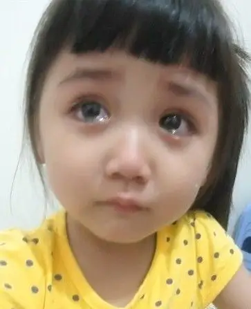 你们谁有那张穿黄衣服的小女孩照片,两个眼睛流泪,很搞笑的样子.