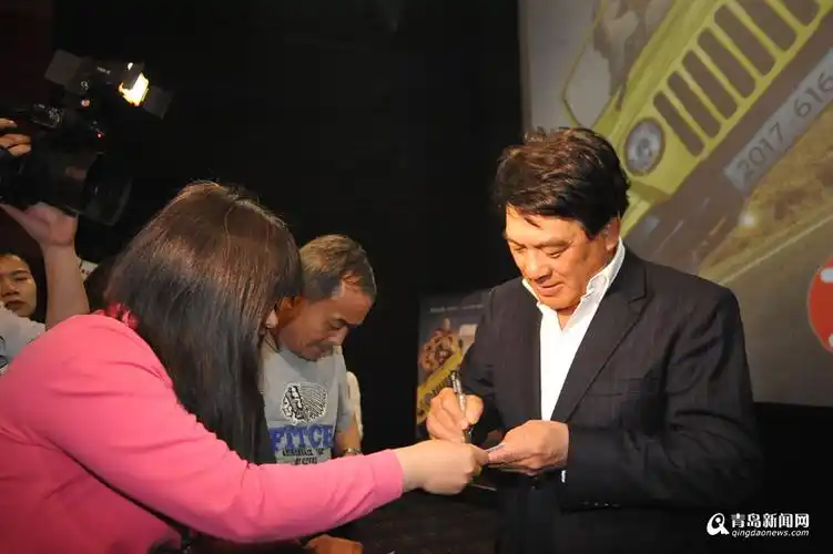 高清:朱时茂携新电影现身青岛 大赞陈佩斯演技