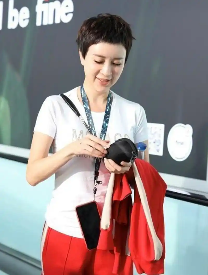 金巧巧发型越剪越短, 一身红色运动服走机场, 意外的很时尚又减龄呀