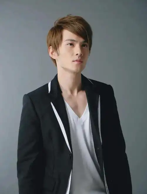 徐正溪曾港漂患甲亢颜值换不了流量他要退出演艺圈早有端倪