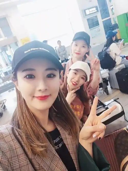 薇娅的女儿小名妮妮跟爸爸太像了肉嘟嘟的圆脸超级可爱