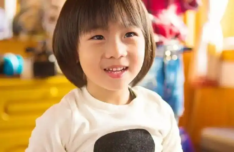 kimi时隔7年再次露面小小男子汉颜值爆表身高直逼妈妈