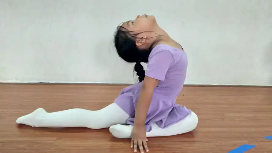 舞蹈基本功― 压后腿