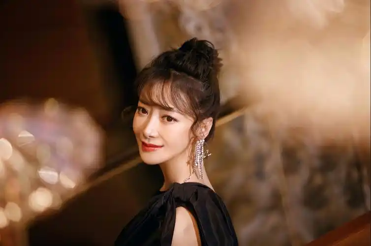 陈紫函新戏《现代城》热拍 开启"江浙沪全勤"模式