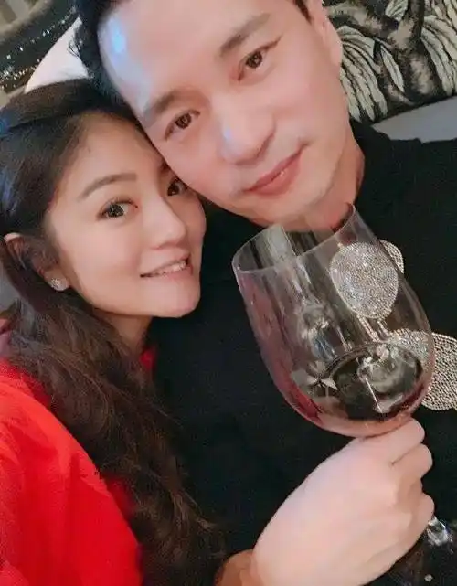 曾欠债1亿畏罪潜逃,她连生四娃被豪门出名遭当街追债_纪晓波_因为