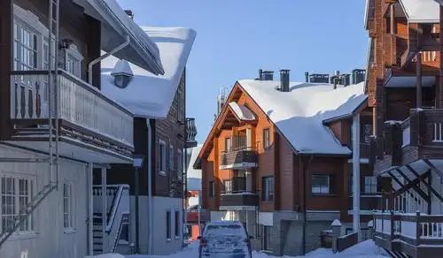 芬兰人痴迷冰雪运动,为保证滑雪道雪量,竟用巨型"铺盖"储藏雪