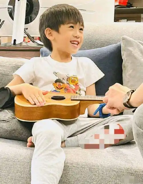 林志颖晒双胞胎学乐器,哥哥开心练习,弟弟躺沙发注视哥哥无心思_kyson