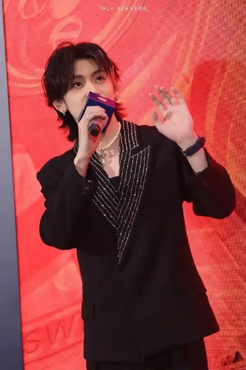 黑西装搭配珍珠项链时髦帅气  生图状态满分99#小鬼活动生图