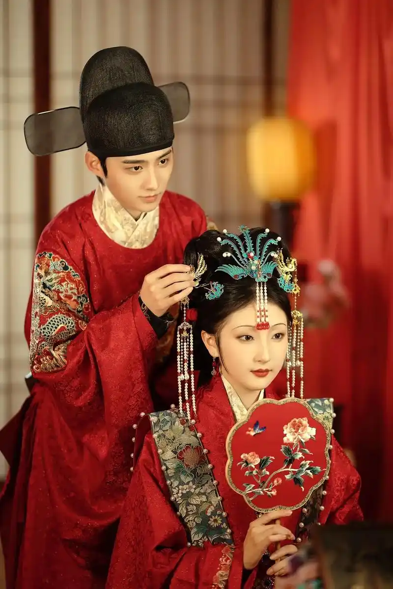 明制汉服婚纱照.这样的明制汉服婚服的妆造有人喜欢嘛?#汉服  - 抖音